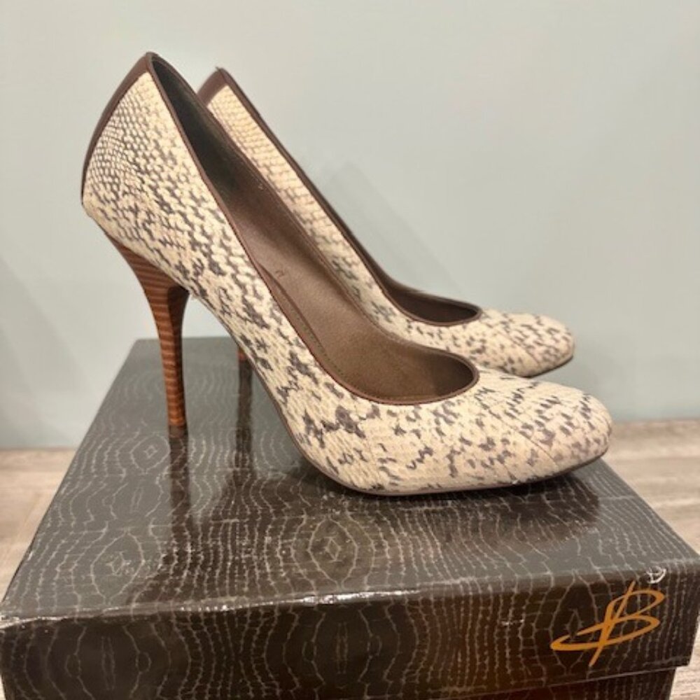 B Makowsky Heels, Size 7.5 M Dress Slip On Stiletto Pumps White Brown Leather